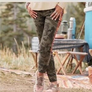 Driftwood Jackie Sedona Camo Pants Embroidered size 27x28